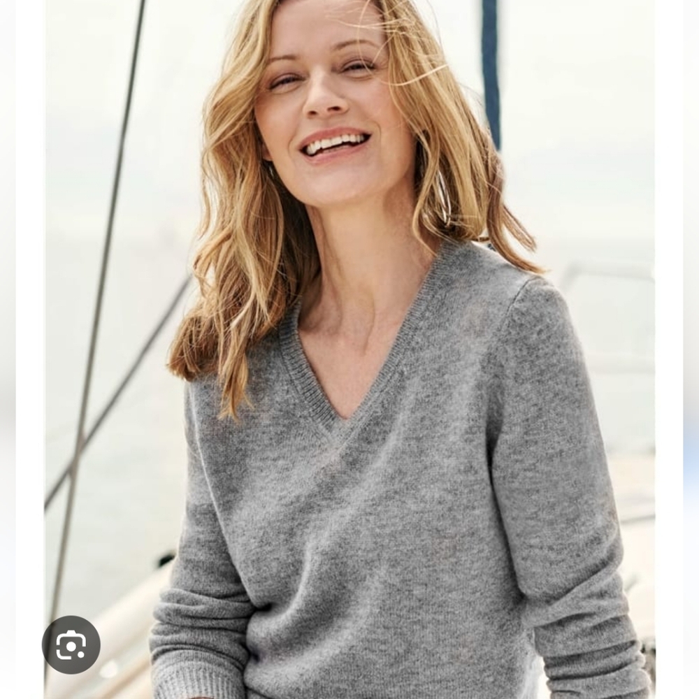 Max Azria Thin sweater
